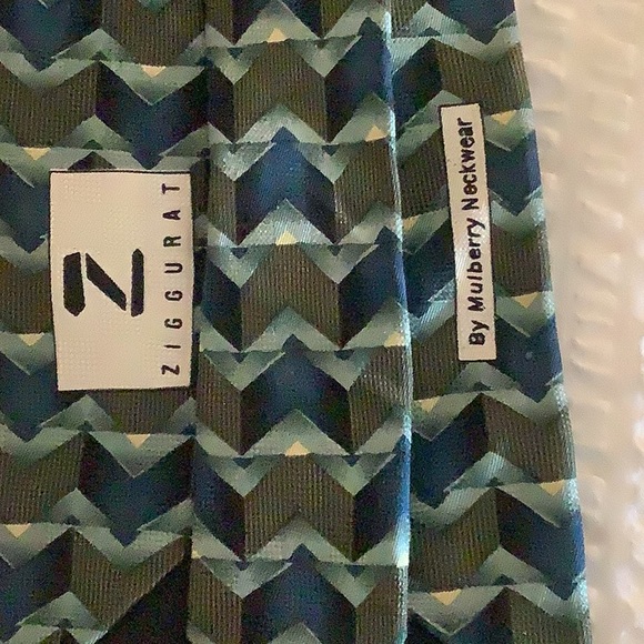 Ziggurat 100% silk neck ware - Picture 2 of 3